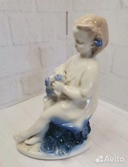 Девочка с венком, Старая Гжель, фарфор, оригинал