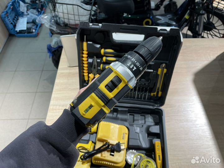 Набор инструментов с шуруповертом Dewalt