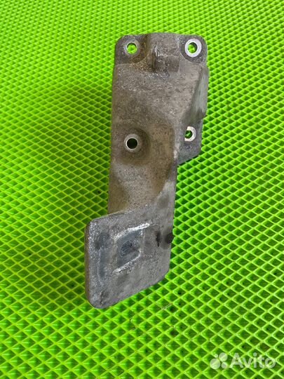 Рейндж ровер спорт 1 кронштейн двигателя правый