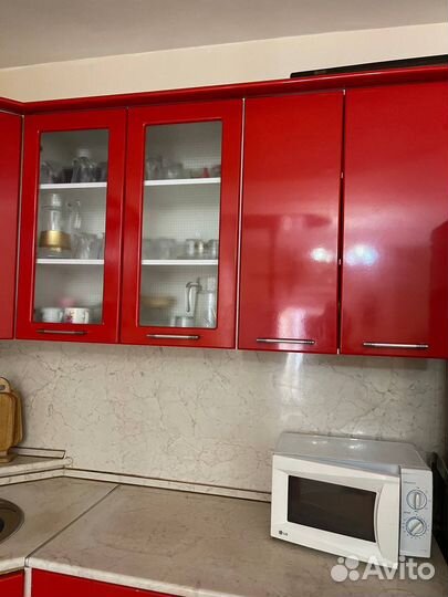 Кухонный гарнитур и холодильник