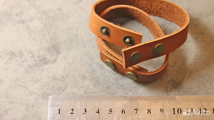 Кожаный браслет с тиснением 