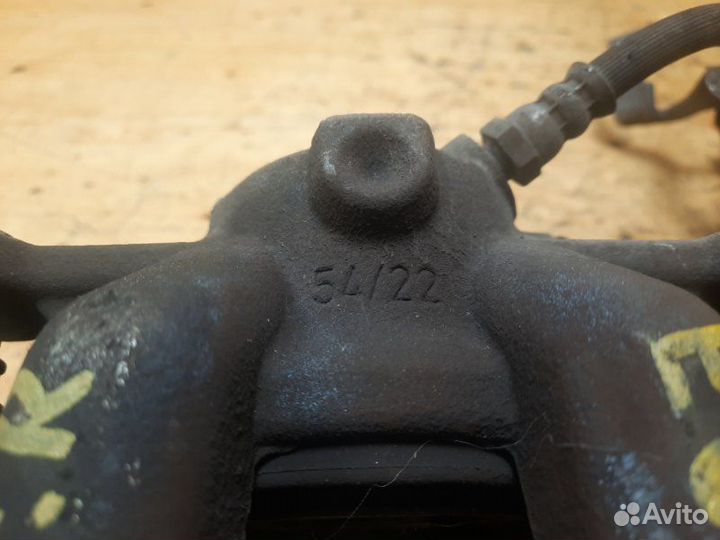 Суппорт передний правый Bmw 116 E87 N43B16 2011