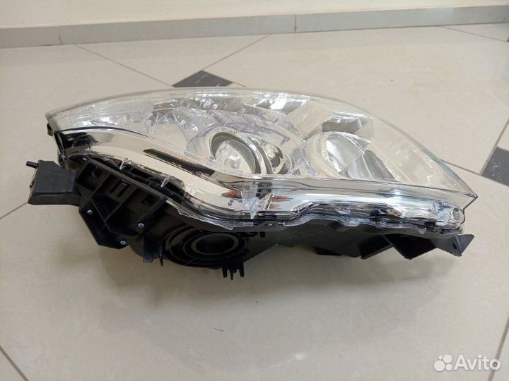 Фара правая Mitsubishi Pagero 2008