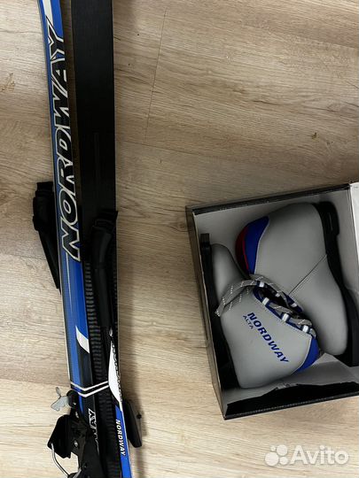 Лыжные ботинки и лыжи