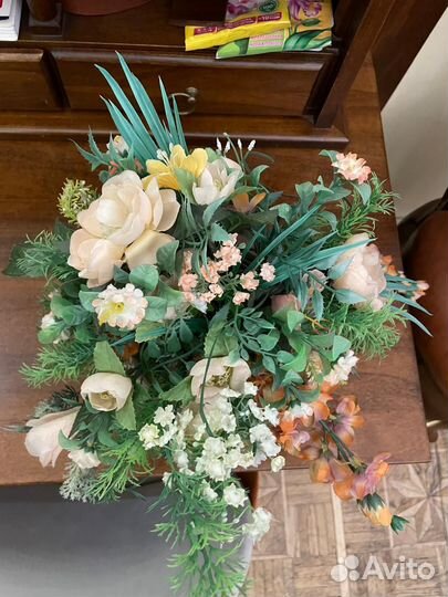 Искусственные цветы с вазой