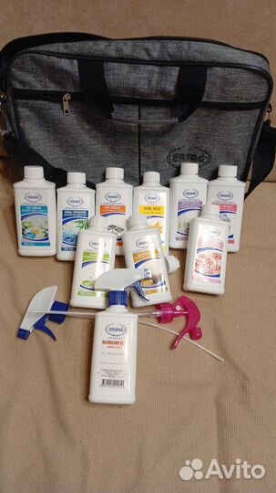 Сумка со средствами для уборки дома. Подапрчная