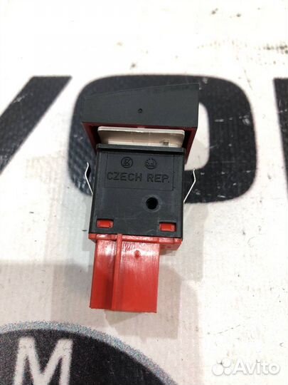 Кнопка аварийного сигнала Skoda Yeti 5L 2012