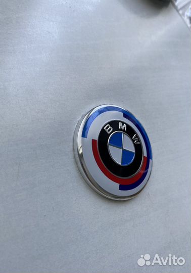 BMW Юбилейная эмблема в руль. М