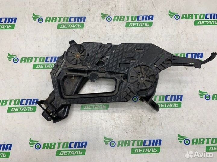 Кронштейн фары передний левый Skoda Octavia седан