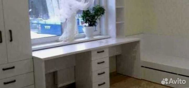 Рабочая зона в углу у окна