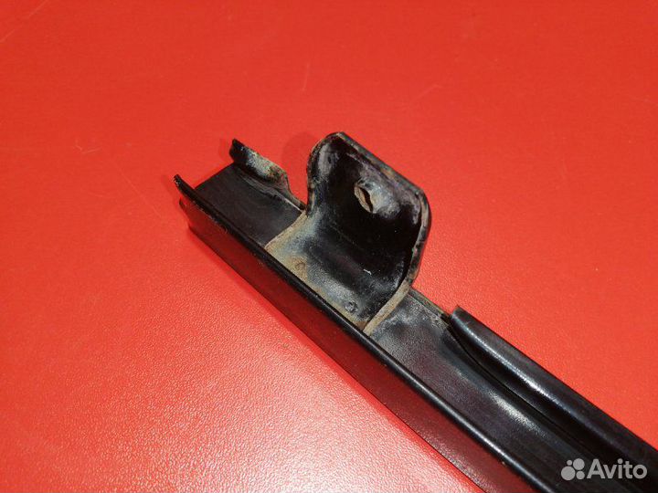 Направляющая стекла двери задняя правая Suzuki