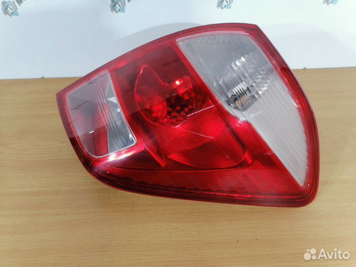 Стоп-сигнал задний правый Toyota Ractis SCP100