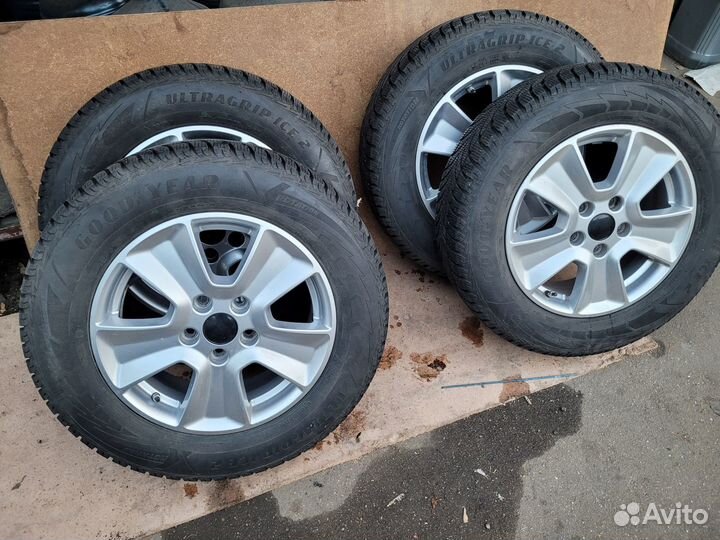 Goodyear UltraGrip Ice 2 215/65 R16 98T