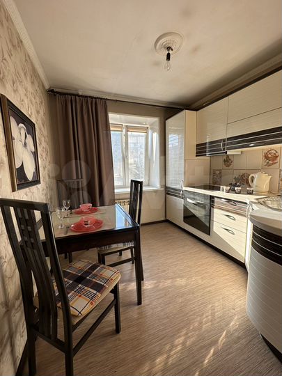 2-к. квартира, 52 м², 2/5 эт.