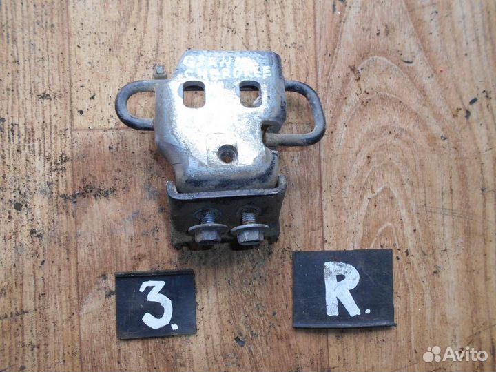 Петля двери задней правой нижняя Jeep Grand Chero