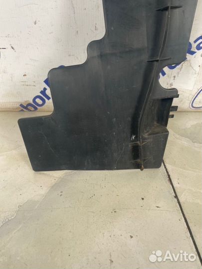 Дефлектор радиатора передний правый Toyota Avensis