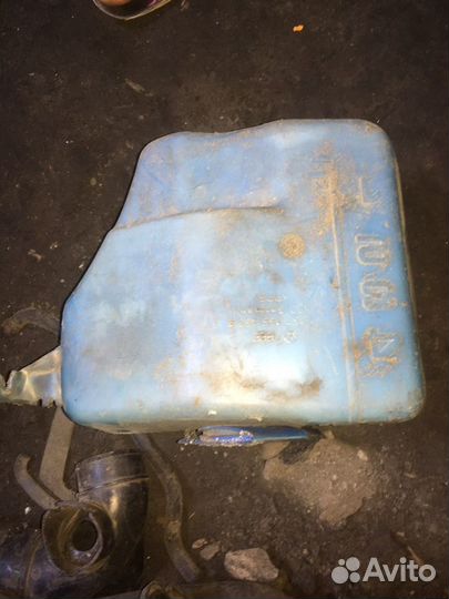 Бачок омывателя Volkswagen Passat B3