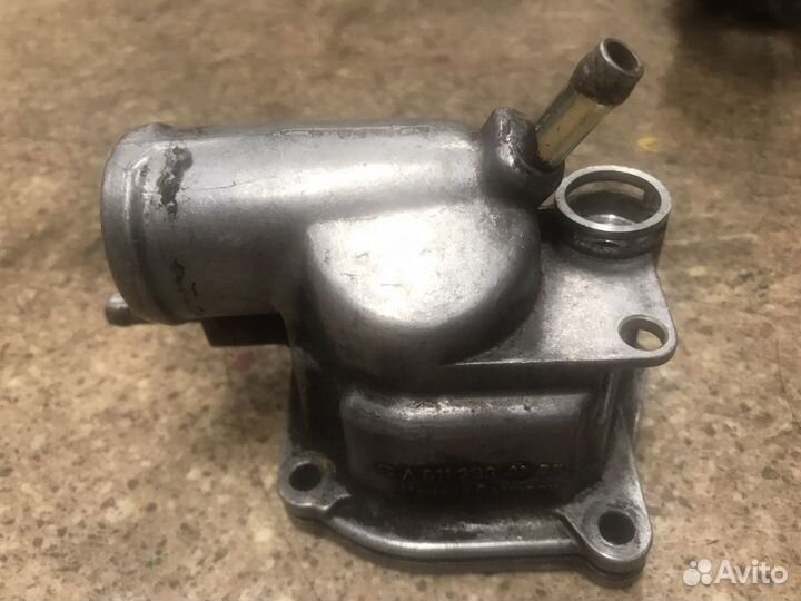 Корпус термостата A6112030275 Mercedes W203 дв. 61
