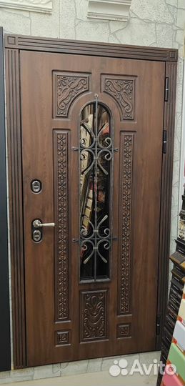 Входная уличная дверь с окном и ковкой 