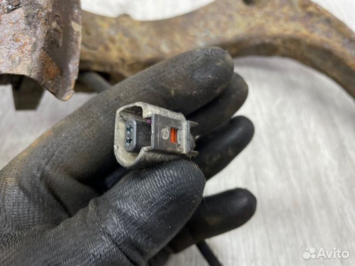 Кулак поворотный передний левый Volkswagen Passat