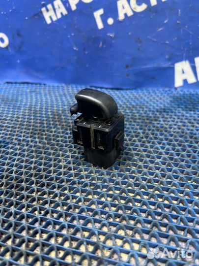 Кнопка стеклоподъемника Mitsubishi Pajero 3