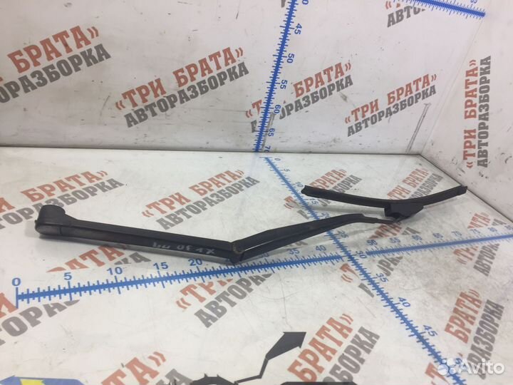 Тойота Камри Держатель дворника правый Прав