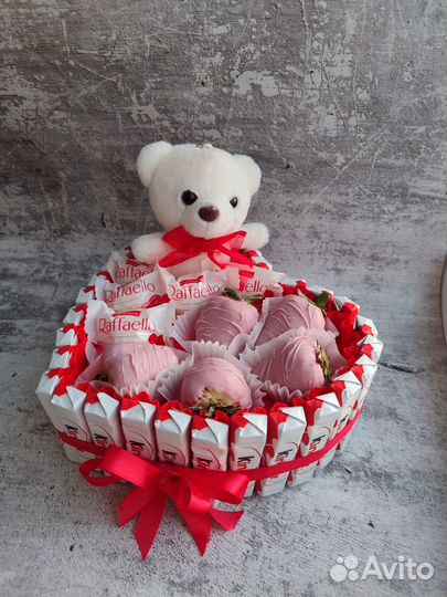 Сладкие букеты.Сердце киндер. Подарок к празднику