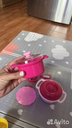 Детская посуда и овощи с корзиной