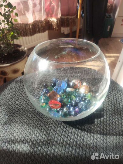 Аквариум круглый с цветными камешками