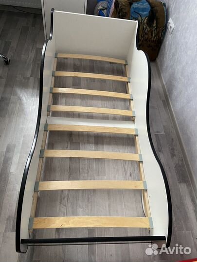 Детская кровать-машинка