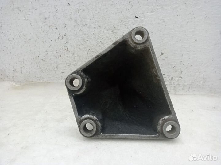 Кронштейн двигателя volkswagen passat B5+ Правый