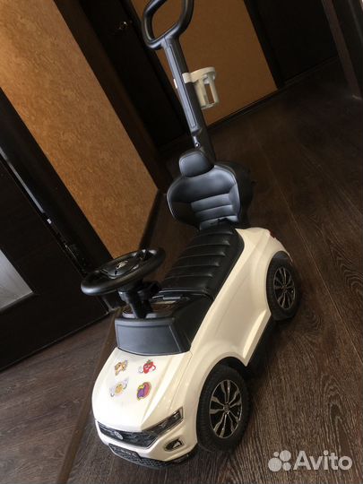 Машинка каталка с ручкой