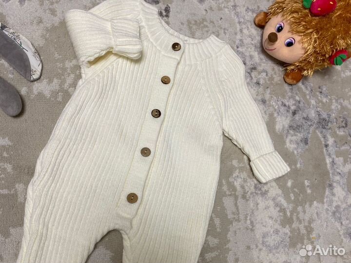 Вязаный костюм для новорожденного