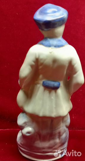 Фарфоровая статуэтка 