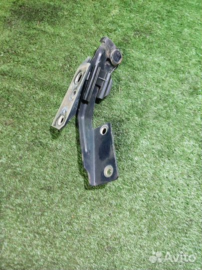 Петля капота левая Ford Focus 1