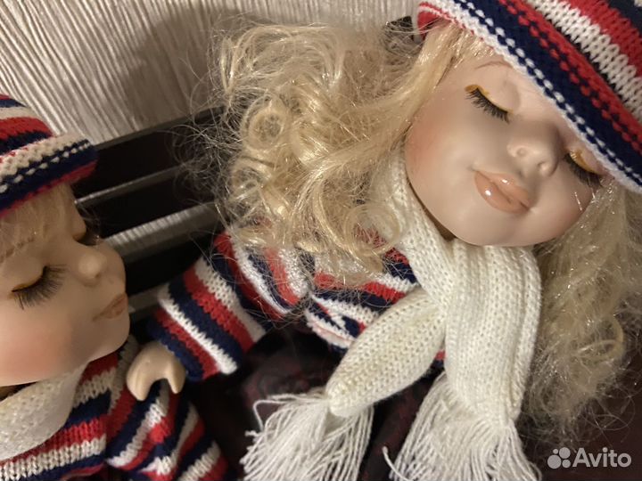 Кукла фарфоровая коллекционная пара на скамейке