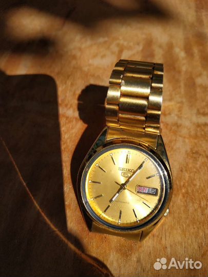 Часы seiko 5 automatic в жёлтом корпусе