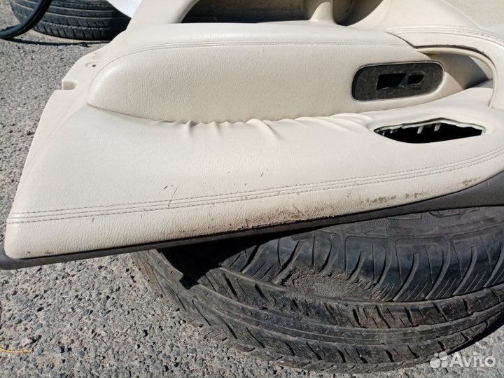 Обшивка двери передняя правая Nissan Patrol Y62