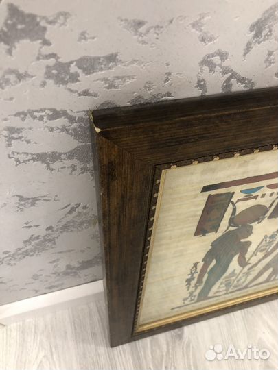 Египетский папирус в деревянной рамке под стеклом