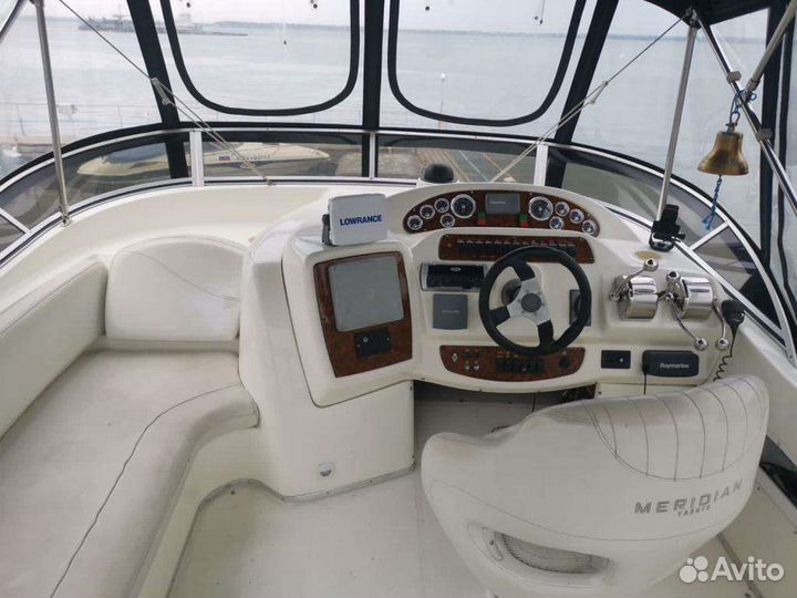 Моторное судно яхта