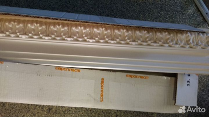 Потолочный карниз из полиуретана с орнаментом