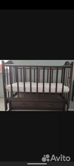 Детская кроватка с маятником и ящиком