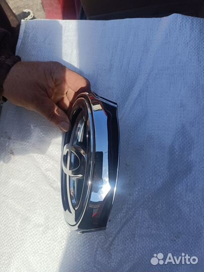 Молдинг и эмблема решетки радиатора Toyota