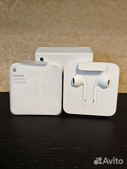 Наушники Apple EarPods с разъёмом Lightning