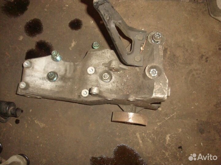 Кронштейн гур и генератора 06B903143L для ауди А4