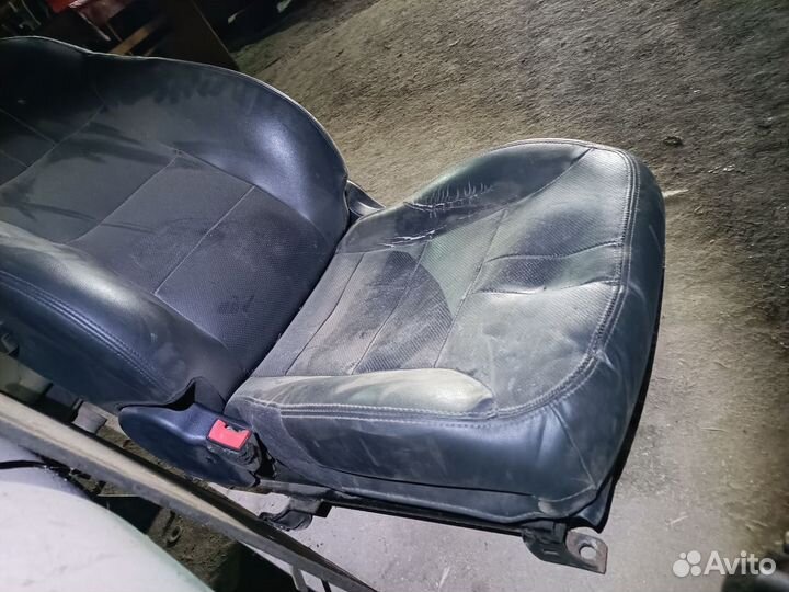 Эмгранд переднее левое сидение, потертое