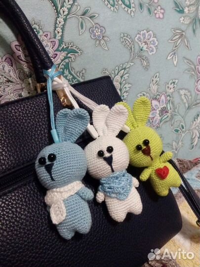 Вязаные крючком зайчики - брелки для рюкзачков