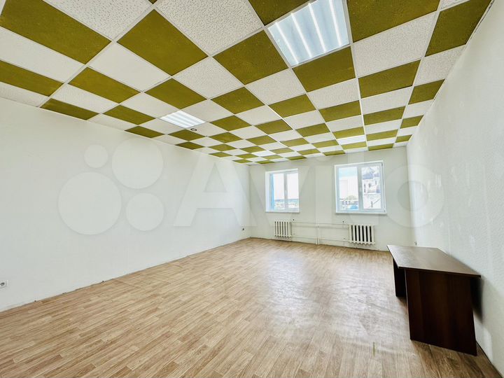 Квадратный офис 45м² с 2 окнами рядом с Ц.Рынком