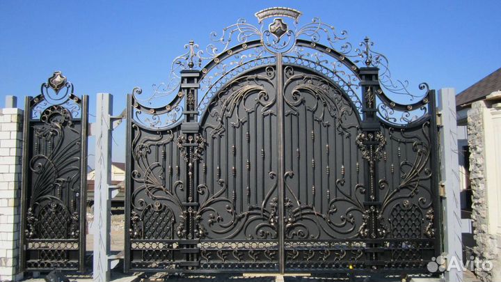 Ворота с элементами ковки