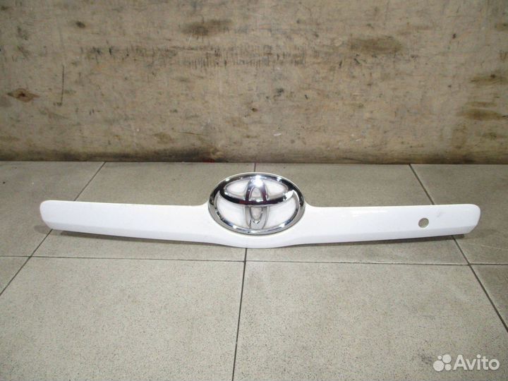 Накладка крышки багажника Toyota Camry 40